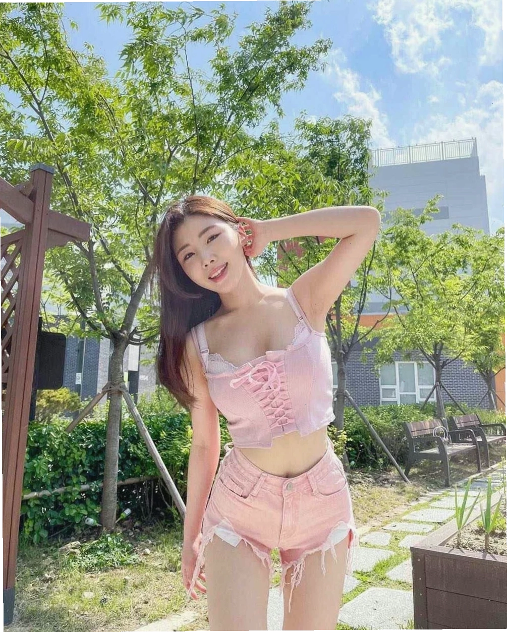 Gái mặc quần đùi kiểu dáng cạp cao