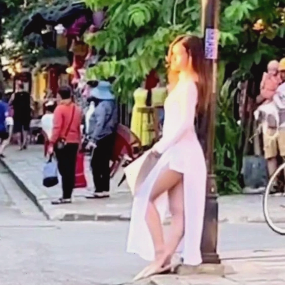 Gái mặc quần đùi năng động tại công viên