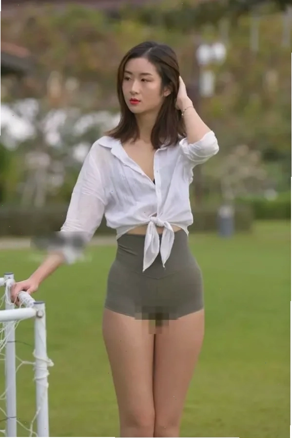 Gái mặc quần đùi rạng rỡ dưới nắng hè
