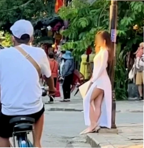 Gái mặc quần đùi tạo dáng sang trọng