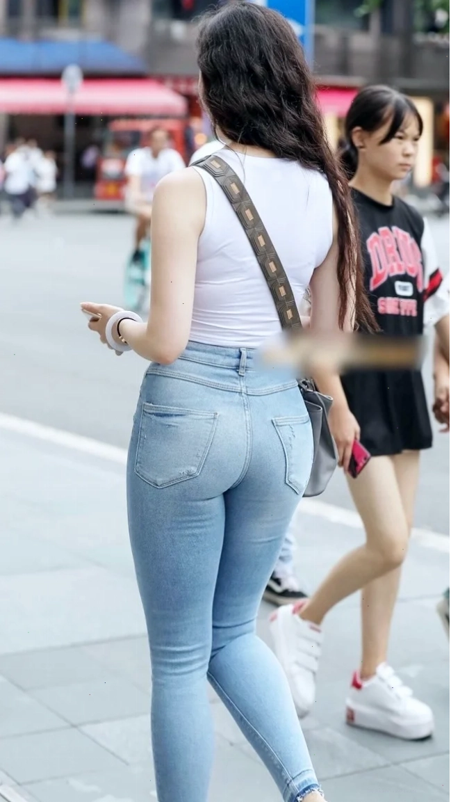 gái mặc quần jean bó thời trang