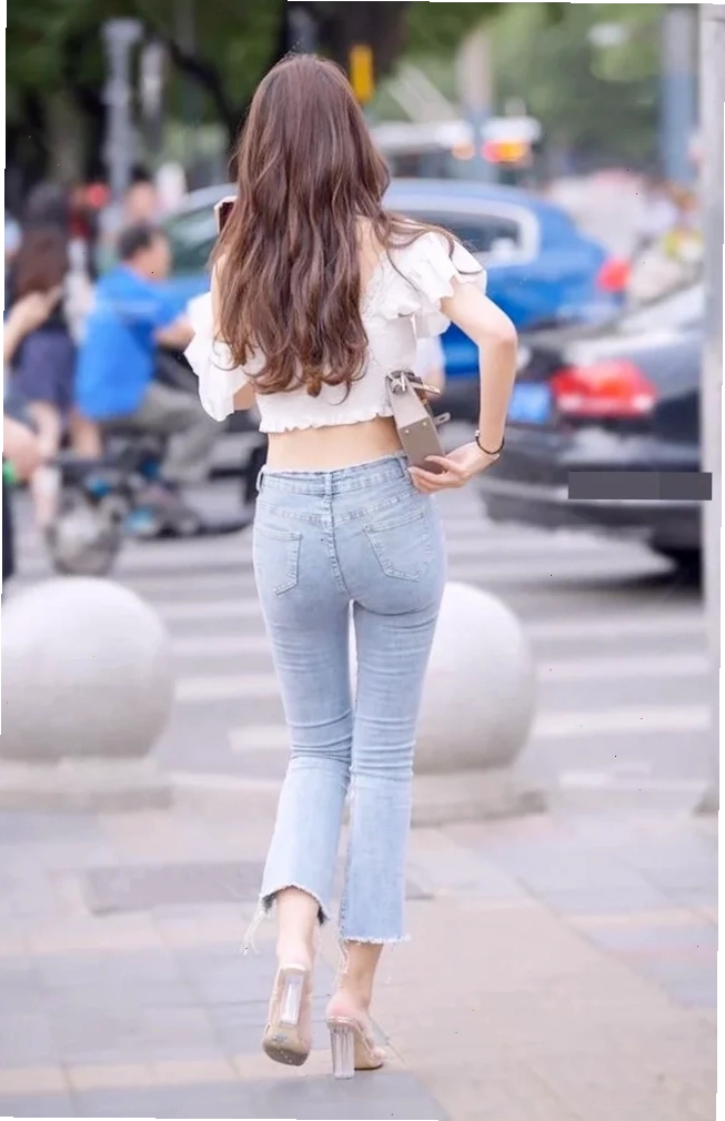 gái mặc quần jean dạo phố