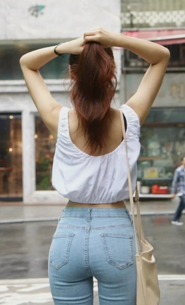 gái mặc quần jean ngắn năng động