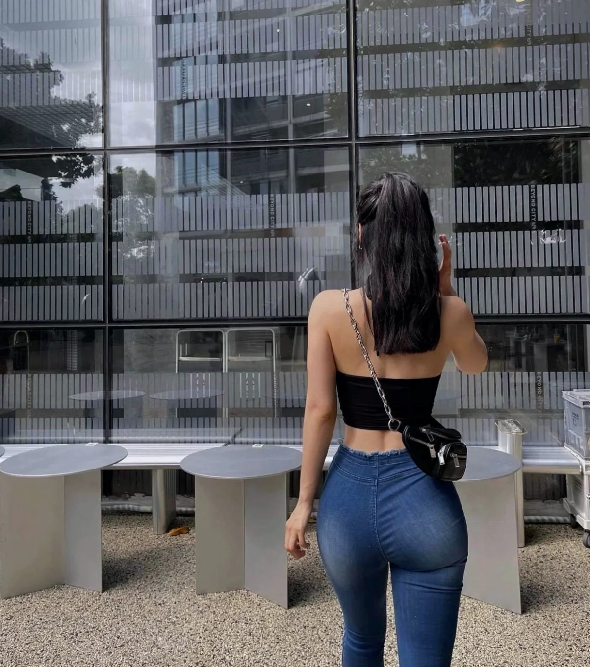 gái mặc quần jean ngắn trẻ trung