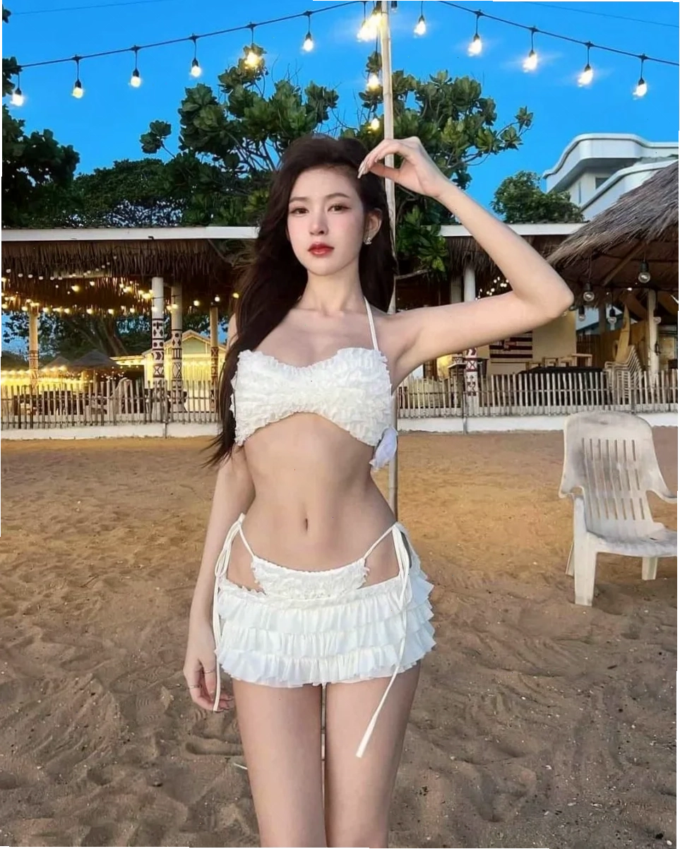Gái mặc quần lót lọt khe trước gương soi Gái mặc quần lót lọt khe trước gương