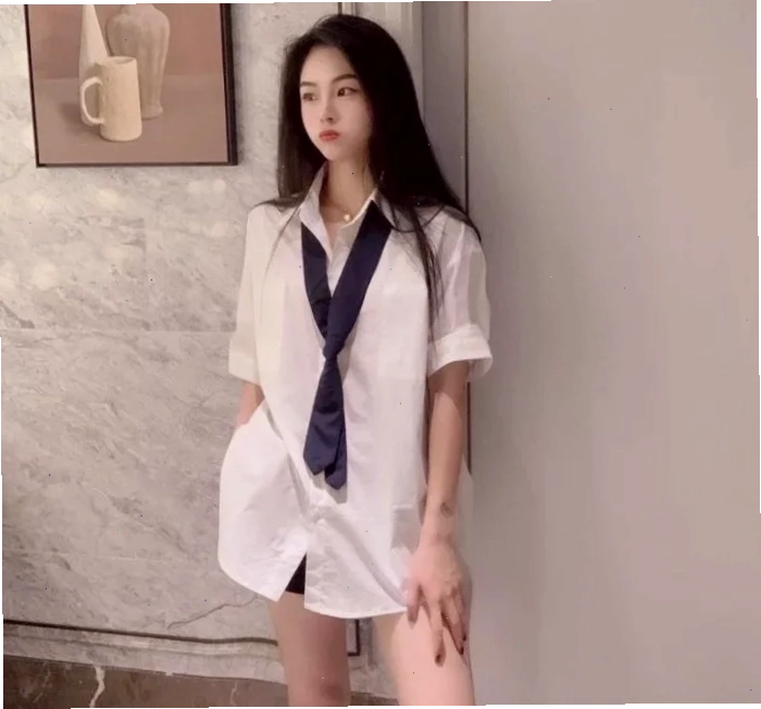 gái mặc sơ mi trắng thu hút