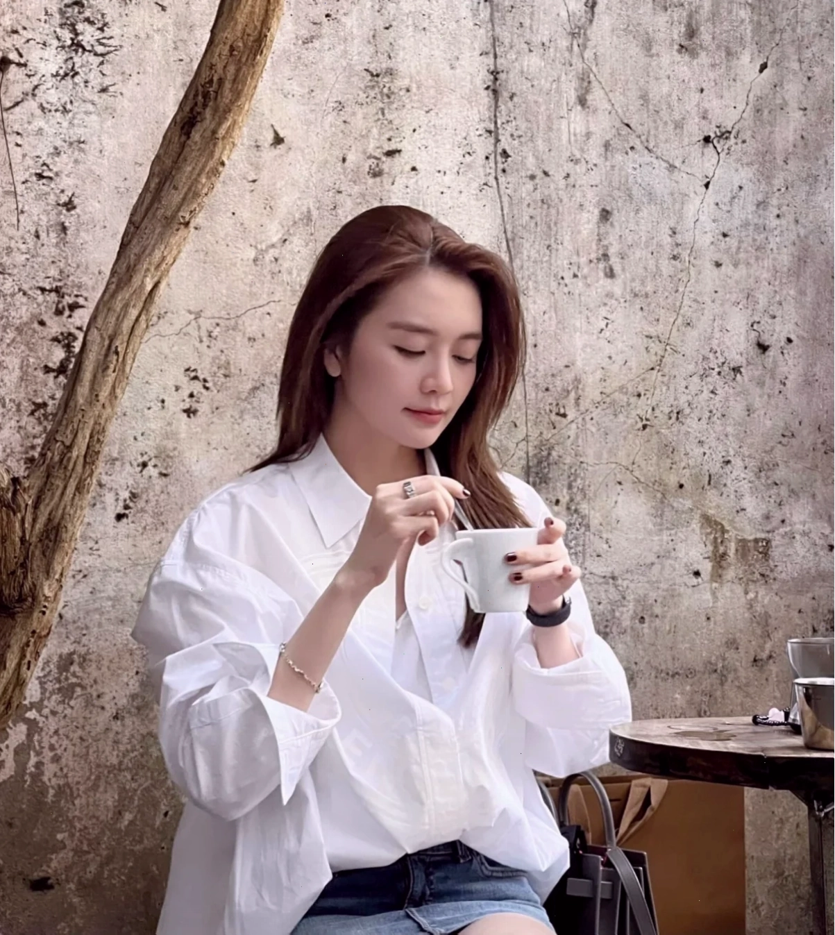 gái mặc sơ mi trắng trẻ trung