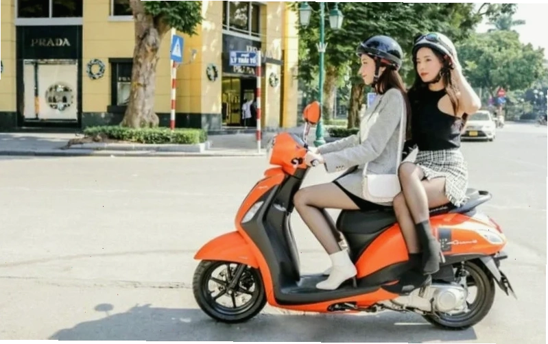 gái mặc váy đi xe máy cần chú ý váy quá dài