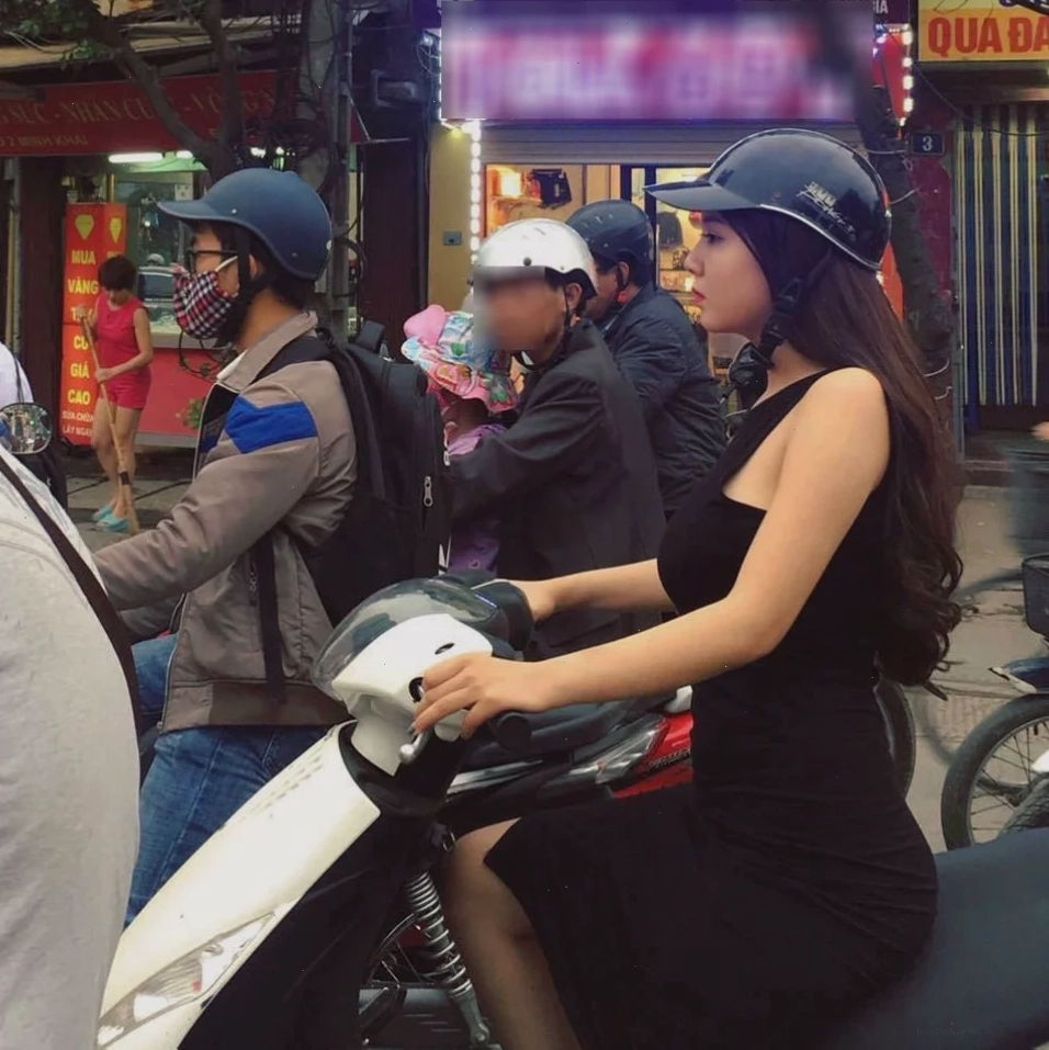 gái mặc váy đi xe máy chụp ảnh