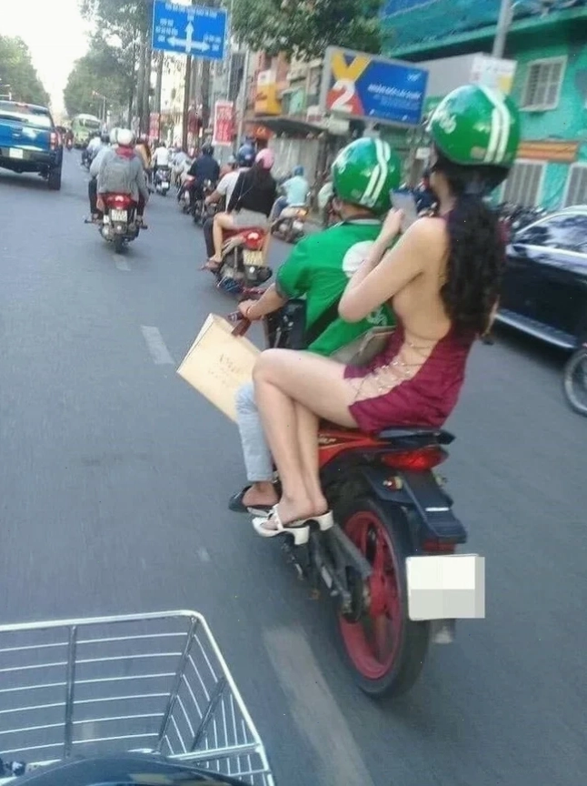 gái mặc váy đi xe máy chụp hình