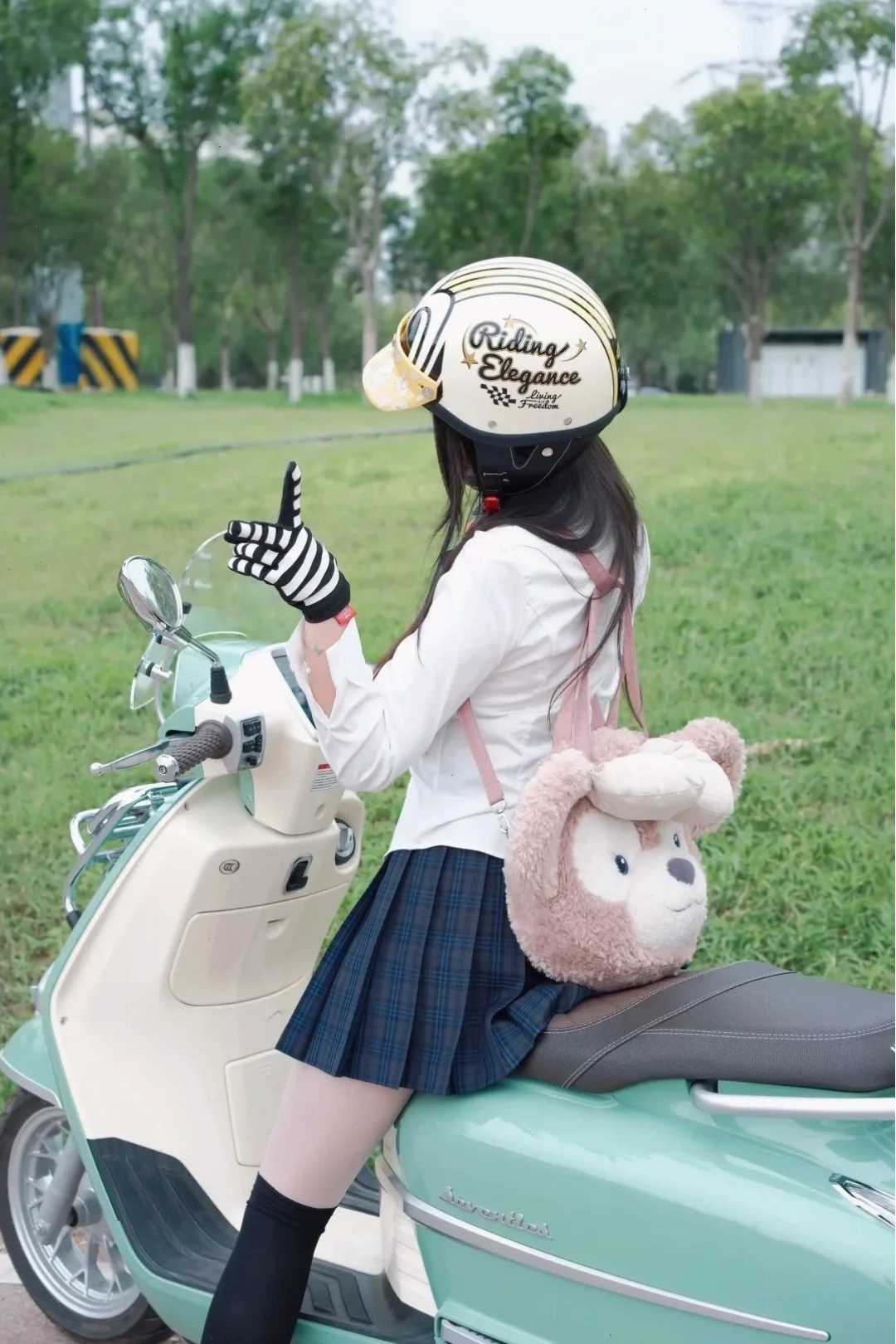 gái mặc váy đi xe máy cuối tuần