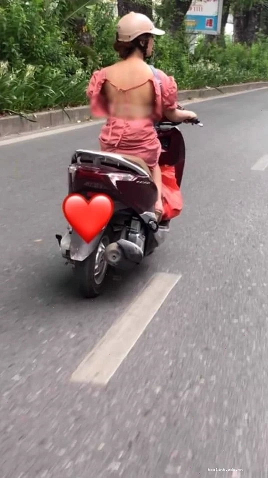 gái mặc váy đi xe máy dạo chơi