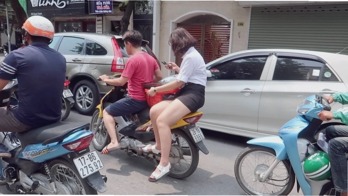 gái mặc váy đi xe máy đi chợ