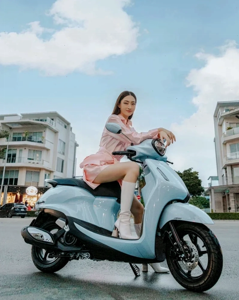 gái mặc váy đi xe máy đi dạo phố