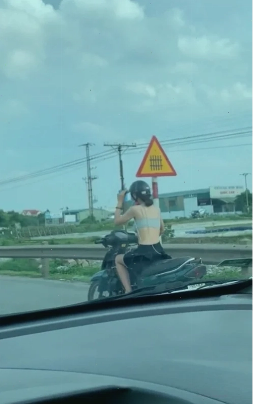 gái mặc váy đi xe máy đi làm