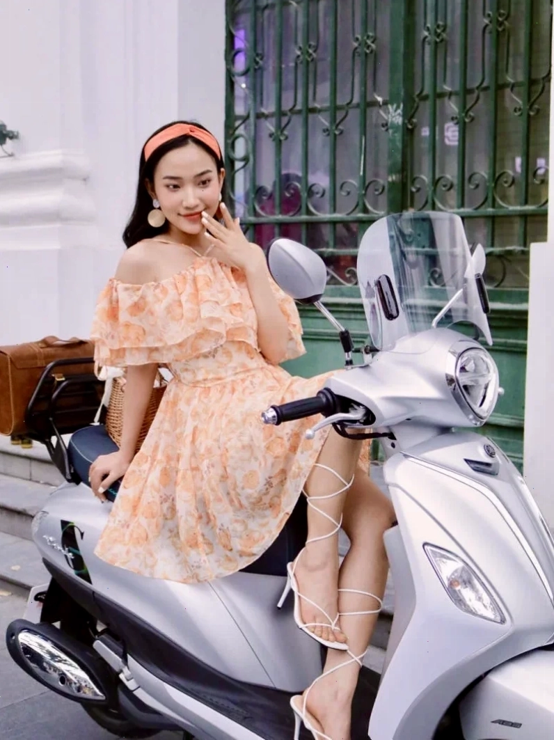 gái mặc váy đi xe máy mùa hè