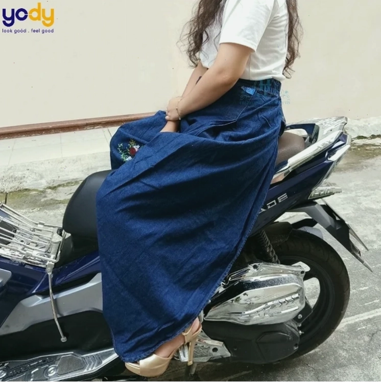 gái mặc váy đi xe máy mùa thu