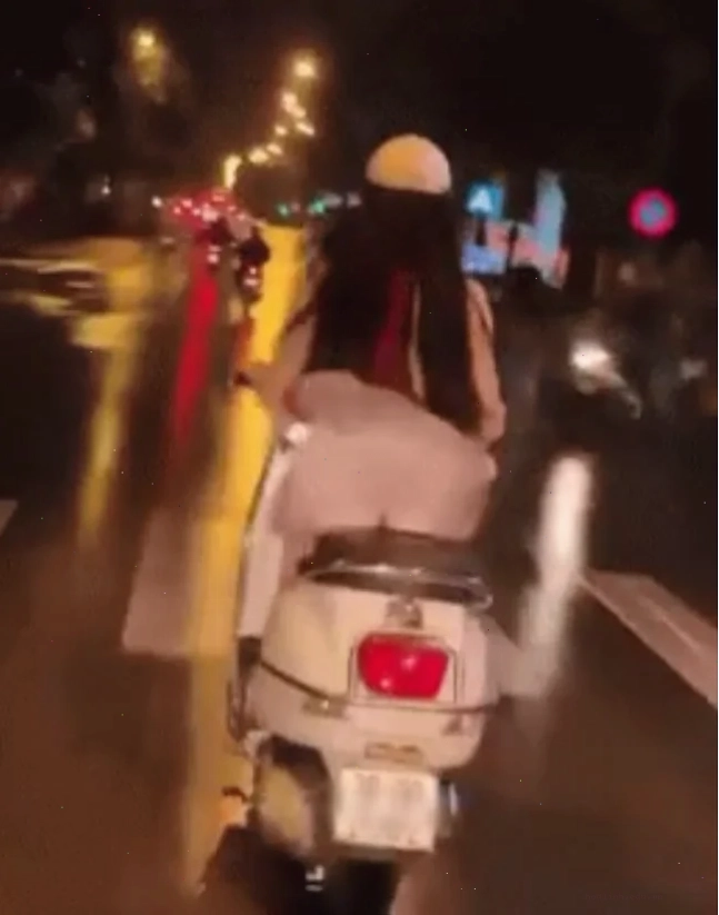 gái mặc váy đi xe máy ngày nắng