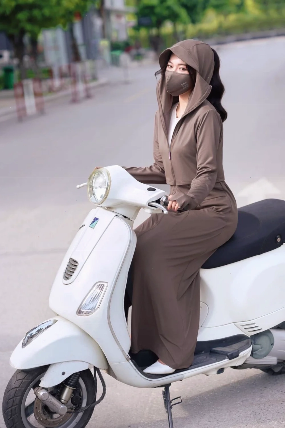 gái mặc váy đi xe máy phong cách năng động