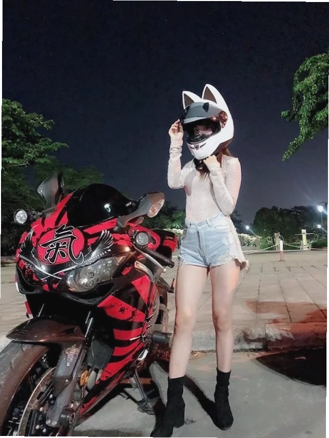 gái mặc váy đi xe máy thanh lịch