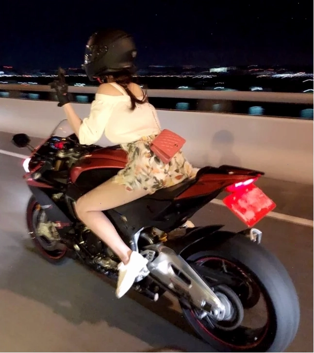 gái mặc váy đi xe máy với kẹp cố định