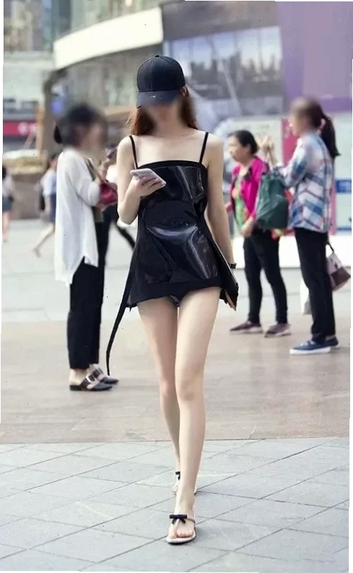 gái mặc váy lộ hàng khi đang di chuyển