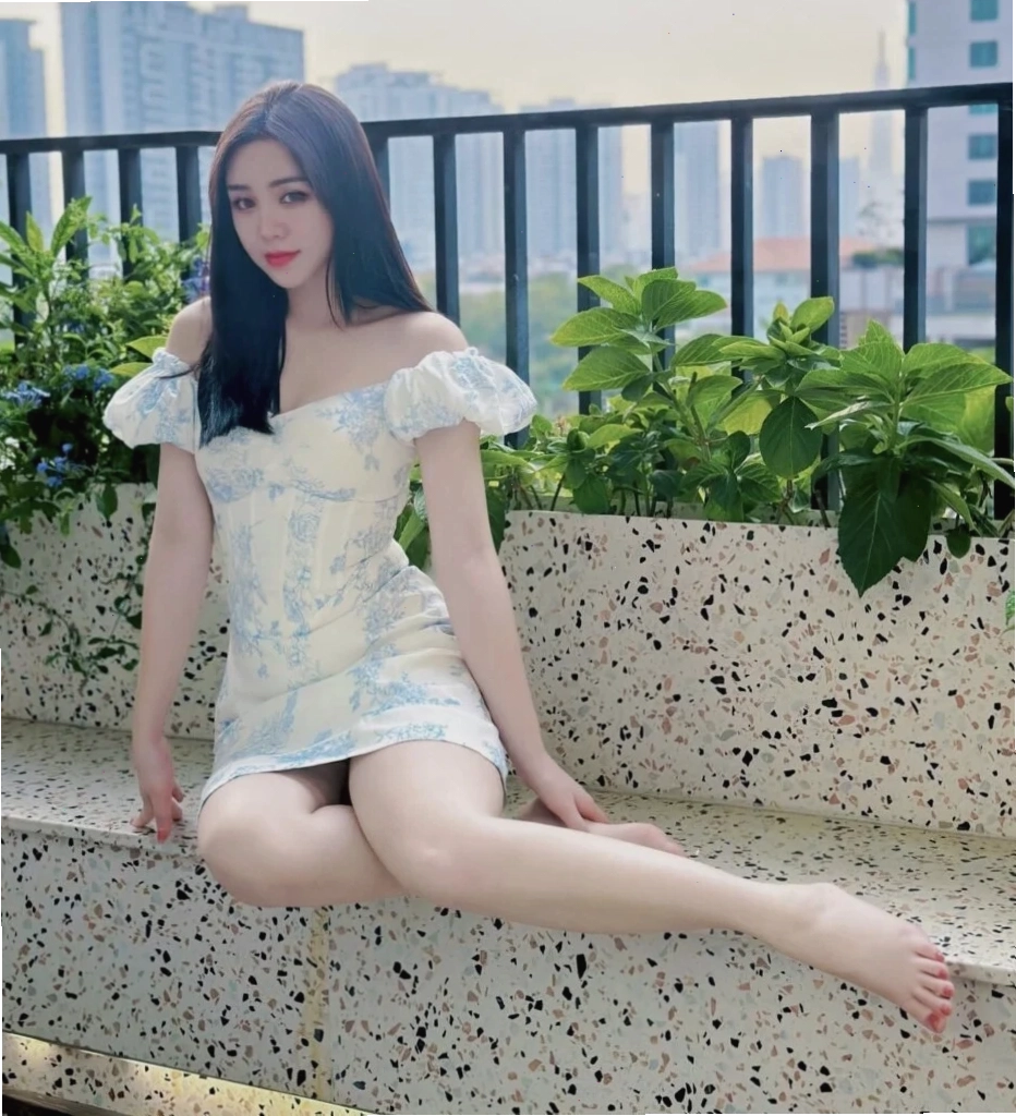 gái mặc váy lộ hàng khi du lịch