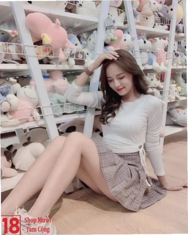 gái mặc váy lộ hàng khi mua sắm