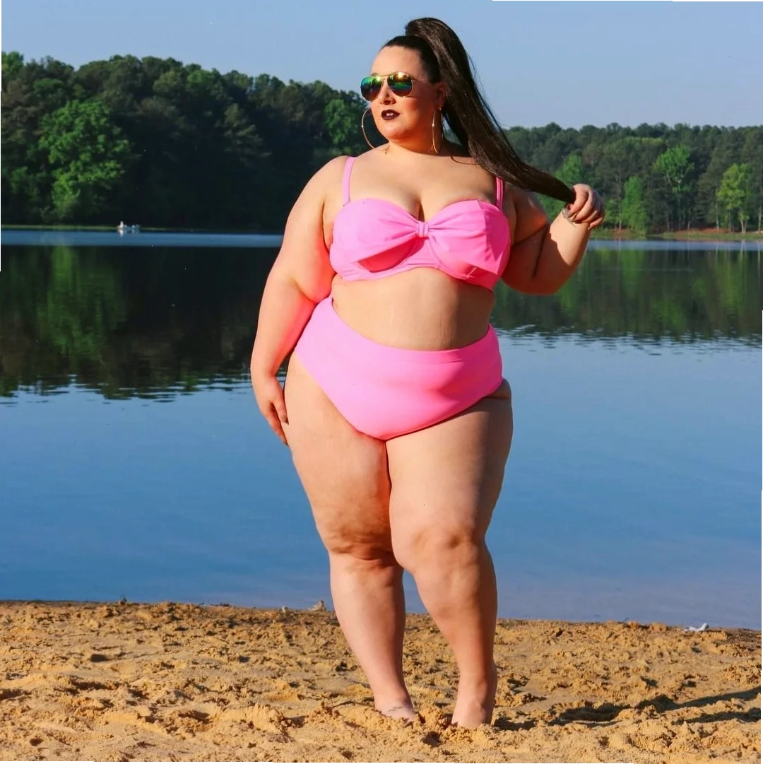gái mập mặc bikini màu trầm không bóng
