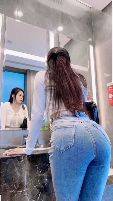 gái mông to mặc quần ống đứng kẻ