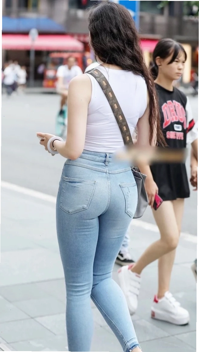 gái mông to mặc quần vải lụa