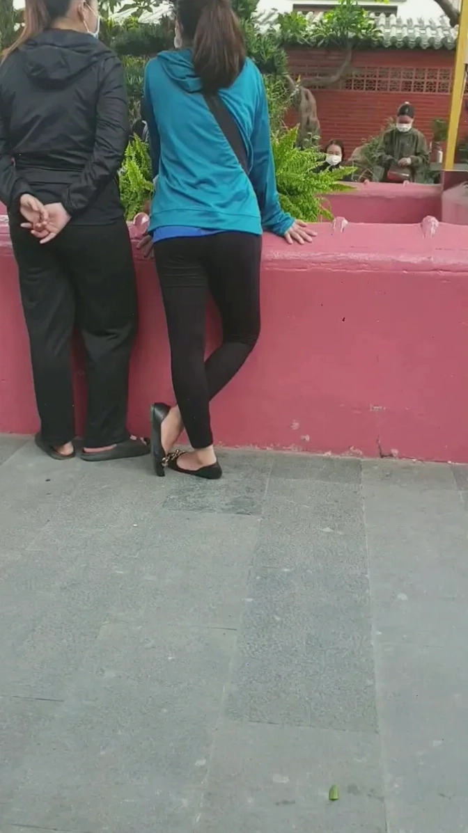 Gái múp mông to diện áo khoác