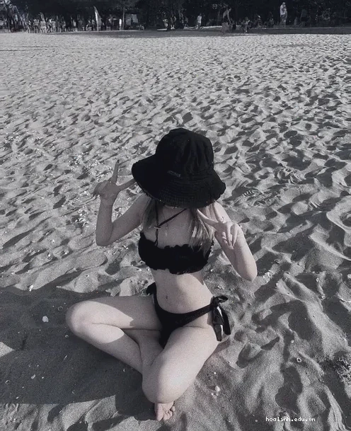 gái mỹ mặc bikini giữa làn nước
