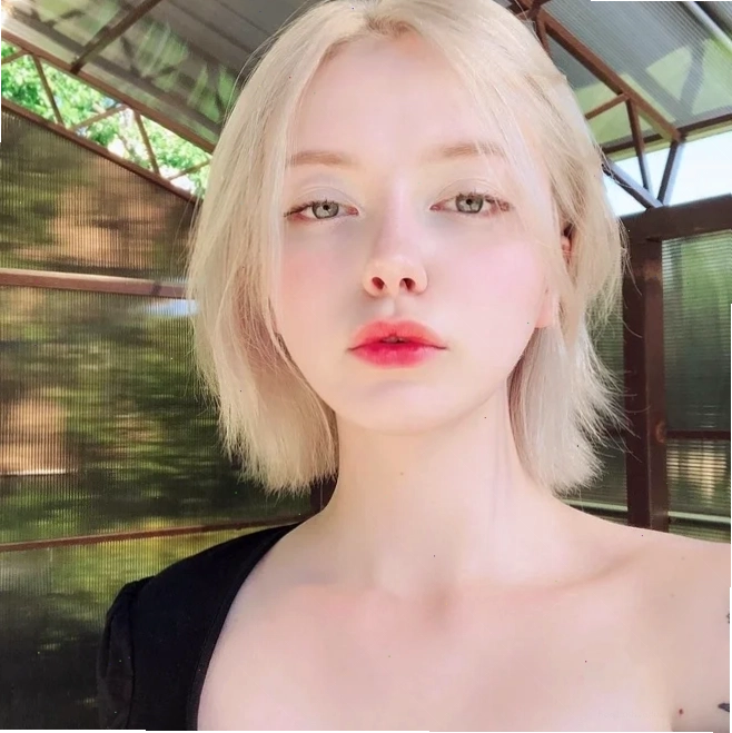 Ảnh bên hồ bơi gái nga sexy bên hồ bơi