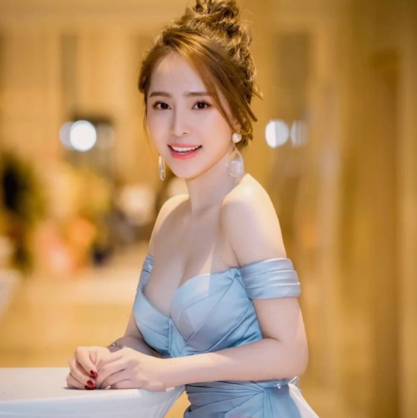 Ảnh ngồi cafe gái nga sexy ngồi cafe