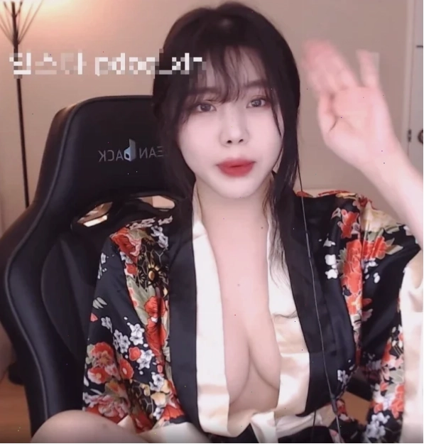 gái nhật không mặc đồ khoe da