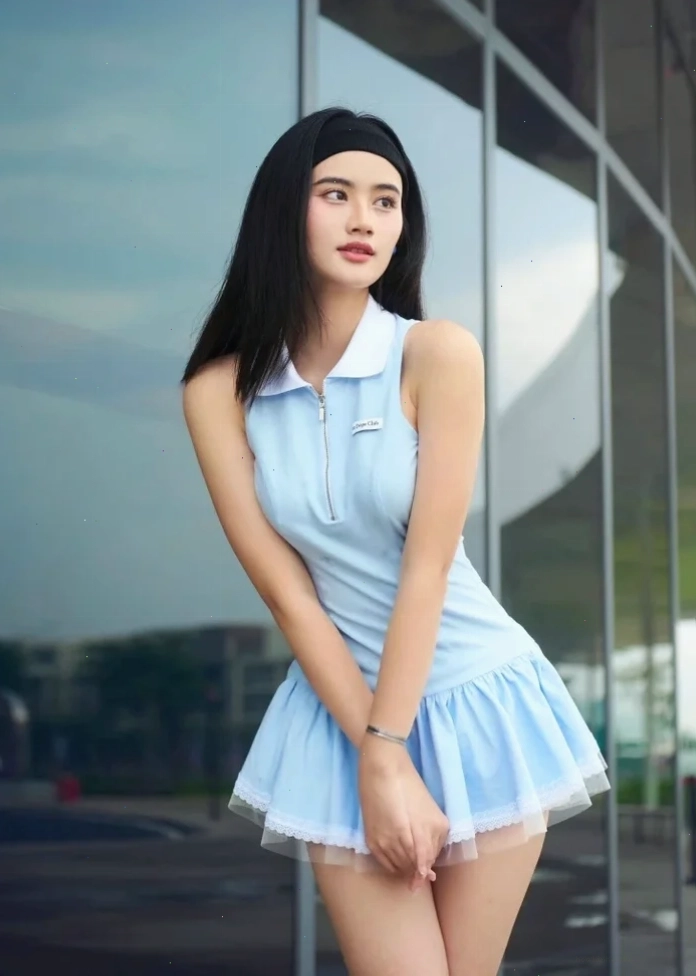 gái nhật mặc váy ngắn đứng đợi xe