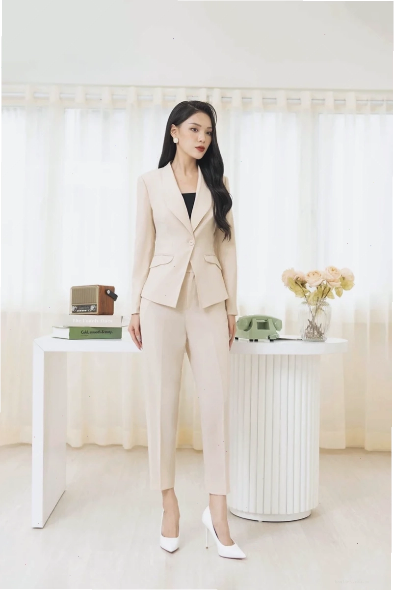 Gái nhật mặc vest đơn giản