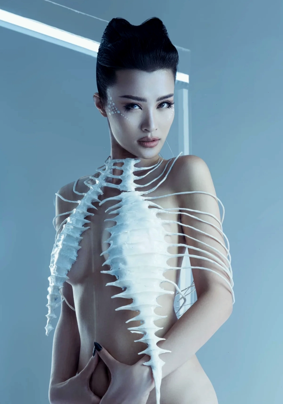Gái nhảy vũ trường không mặc đồ cần lên án