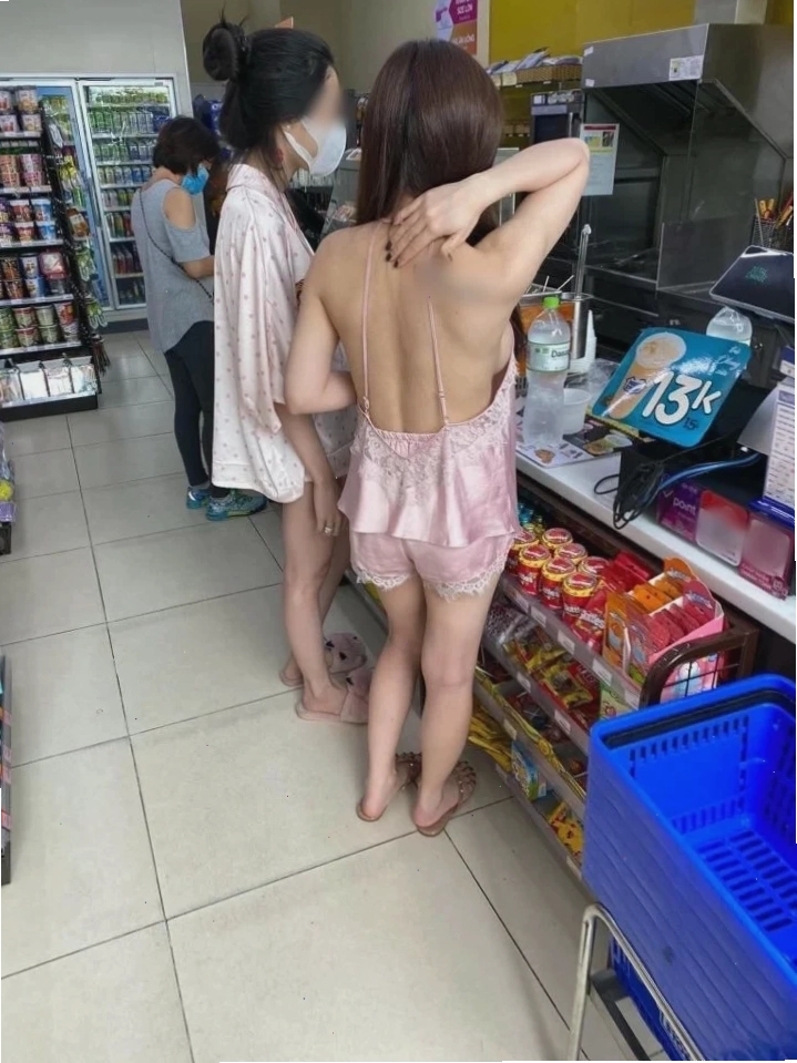 gái sexy ko mặc đồ trẻ trung