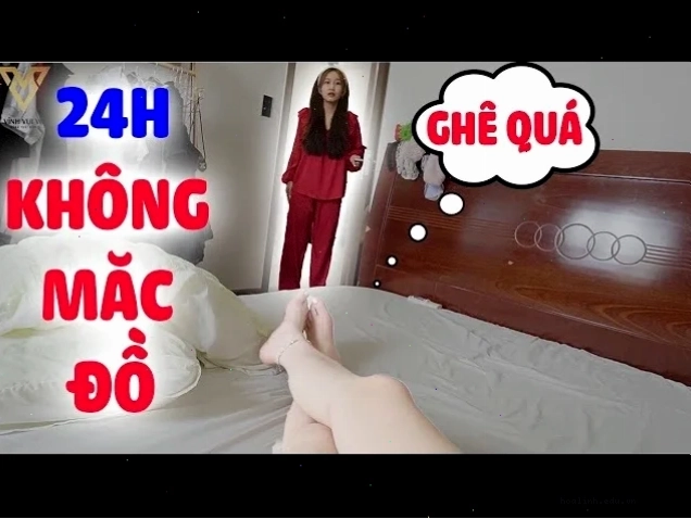 Gái tắm không mặc đồ cầm ly cocktail