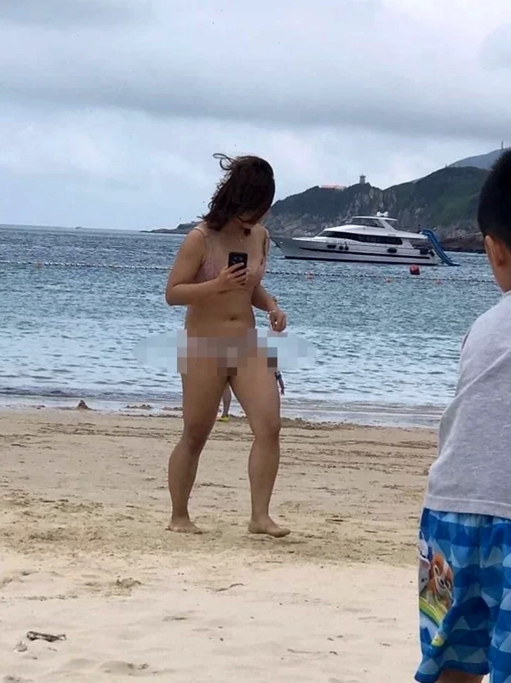 Gái tắm không mặc đồ cười tươi
