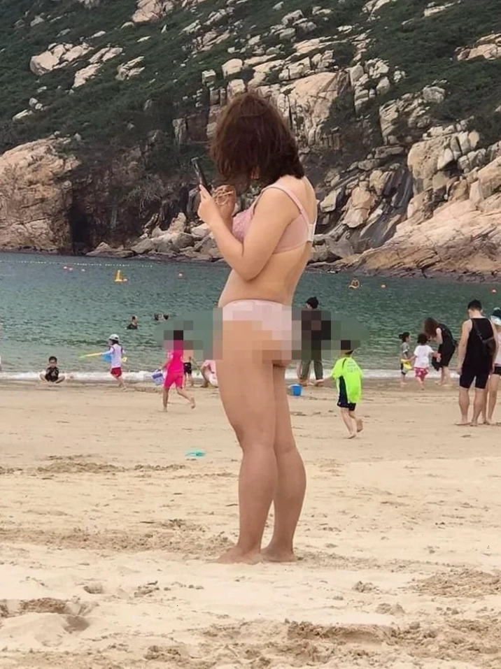 Gái tắm không mặc đồ đội nón lá