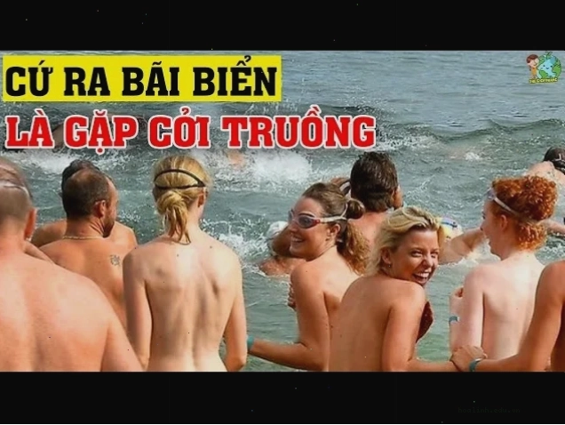 Bơi lội giữa đại dương Gái tắm không mặc quần áo bơi lội giữa đại dương