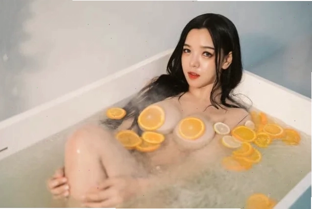 Bước đi dưới nắng Gái tắm không mặc quần áo bước đi giữa nắng hè