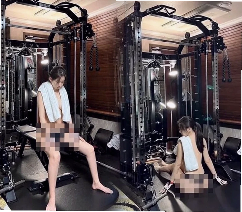 Ngắm đại dương Gái tắm không mặc quần áo ngắm nhìn đại dương bao la