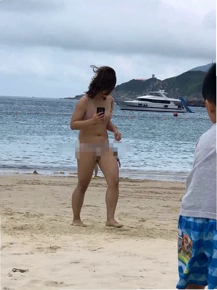 Thư giãn hồ bơi Gái tắm không mặc quần áo thư giãn bên hồ bơi