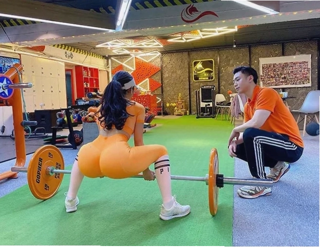 gái tập gym mông to tập đá chân