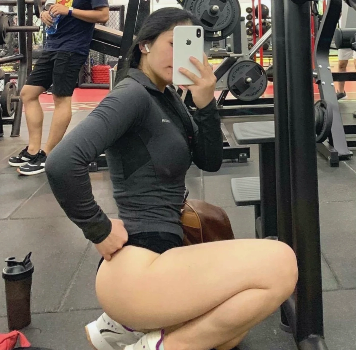 gái tập gym mu to nghỉ ngơi
