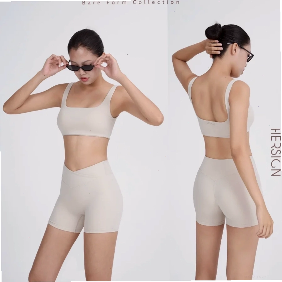 gái tập yoga mu to chọn đồ